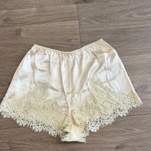 Doen Cream/Champagne Lace Trim shorts